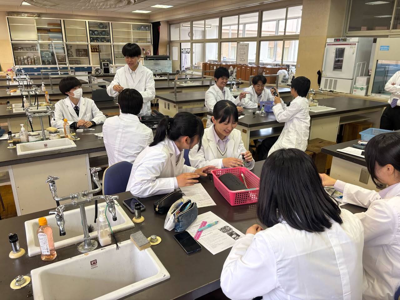 理科実験室でのグループ実習