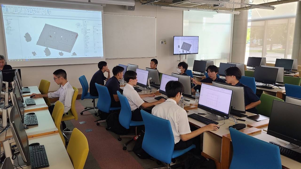 CAD実習に取り組む生徒たち