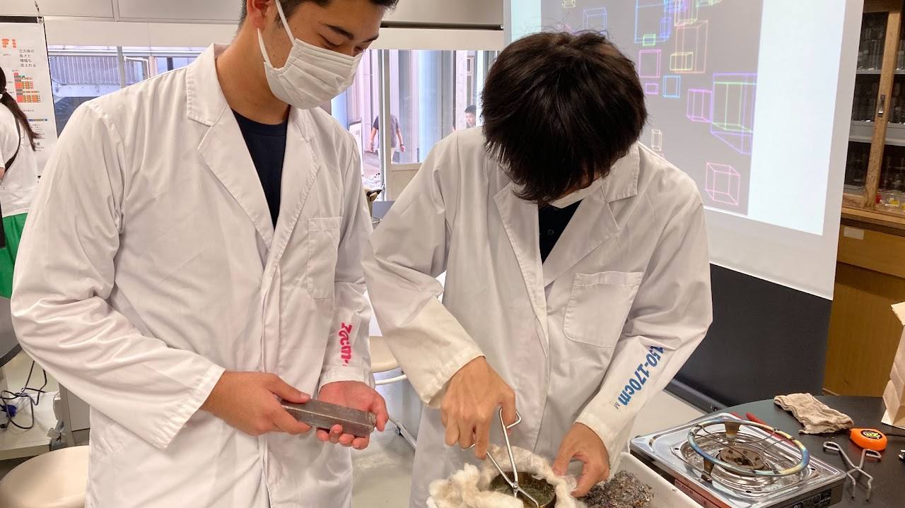 化学実験デモンストレーションに取り組む生徒